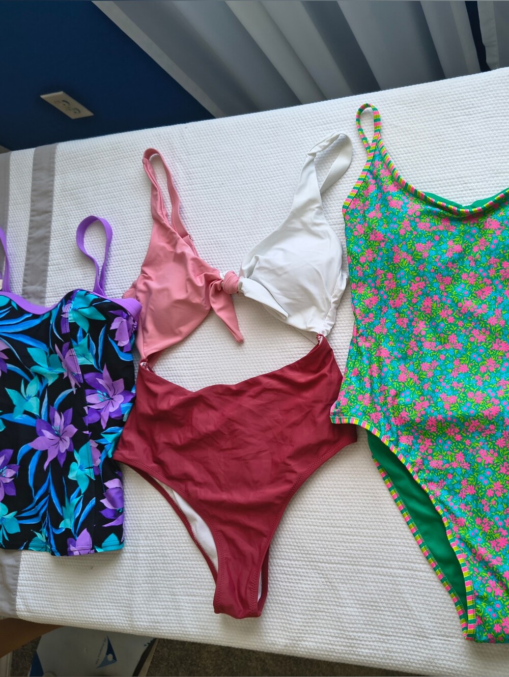 Women's Swimwear Lot One-Piece Swimsuit Floral Tankini Bikini Separates Size M.